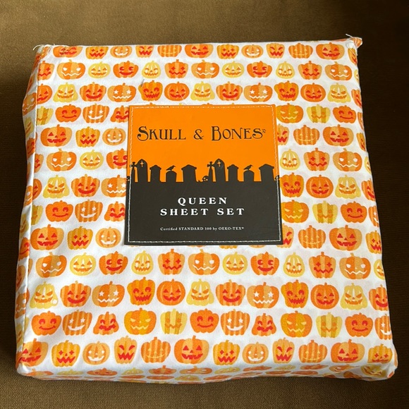 New Skull & Bones Cute Fall Pumpkins 4 Piece Queen Sheet Set Jack O Lantern - Picture 1 of 2